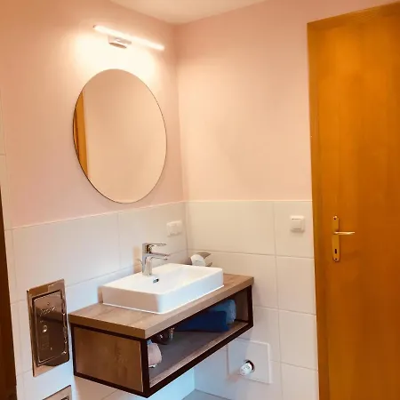 Bianca Hasler - Stallbauer Daire